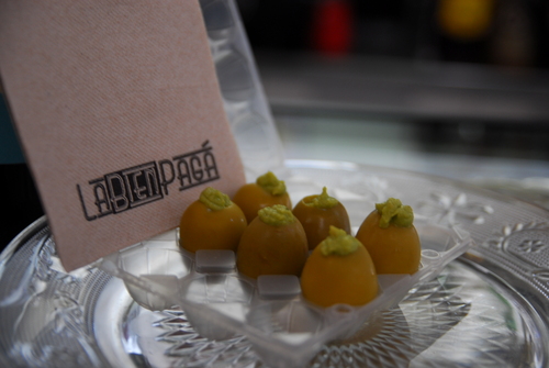 plato de aceitunas rellenas de wasabi